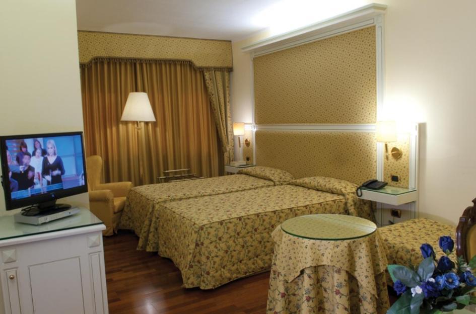 Hotel La Bussola Novara Ngoại thất bức ảnh