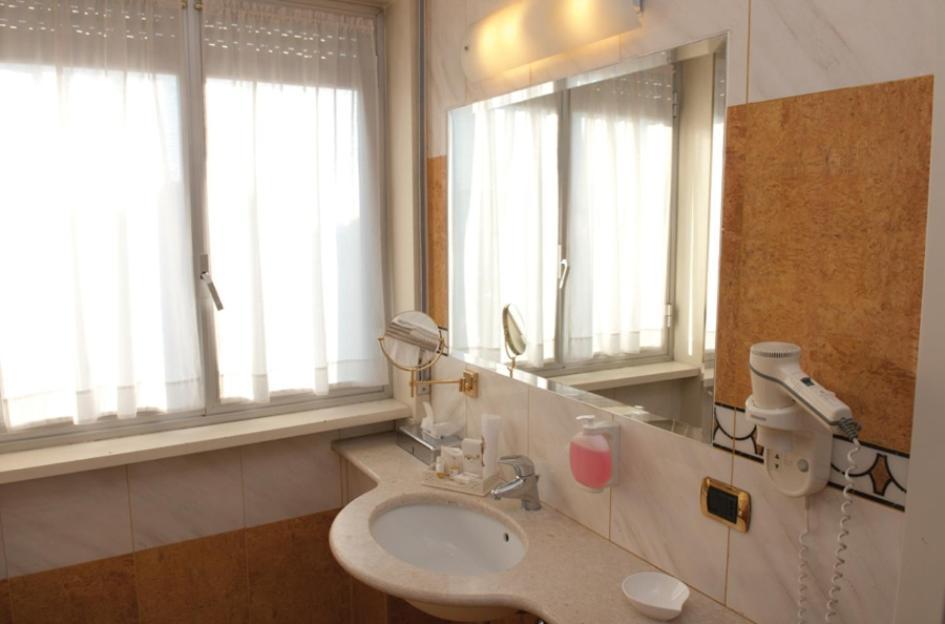 Hotel La Bussola Novara Ngoại thất bức ảnh